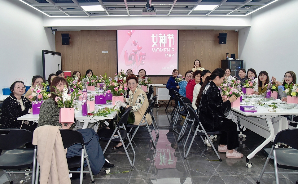 【春風為來 鏗鏘玫瑰】——江蘇春為開展慶“三八”女神節插花DIY活動